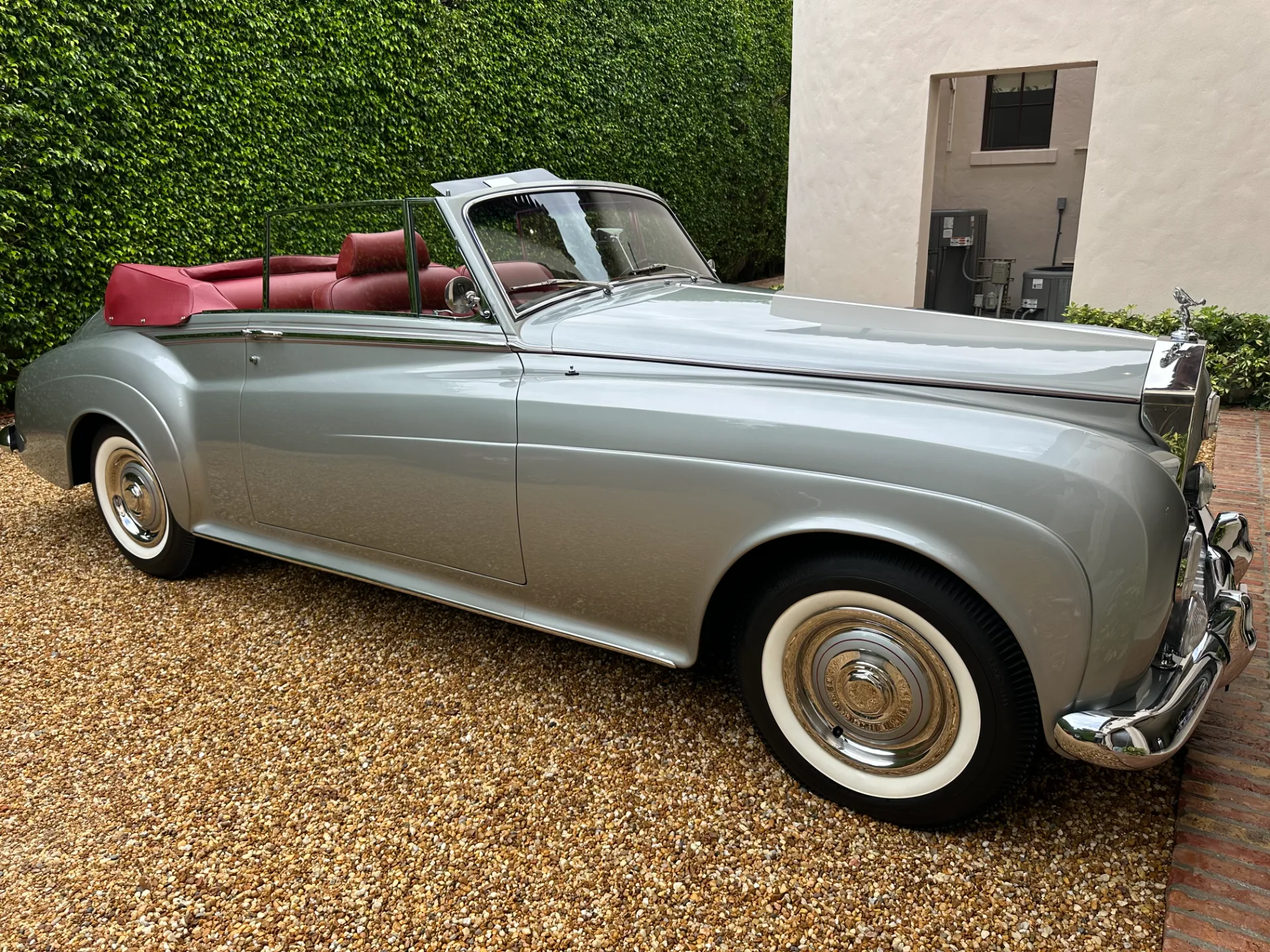 Side profile of a Rolls-Royce Silver Cloud III drophead after detailing